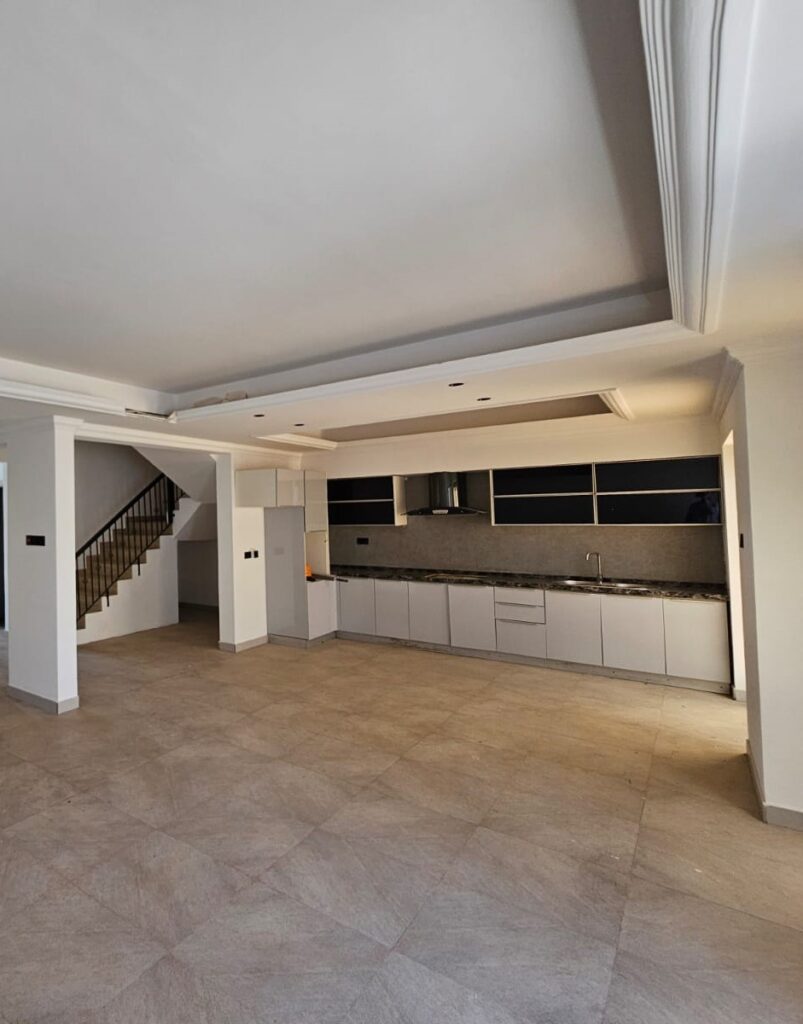 Gorgeous townhouse for Rent in Al Mawaleh South