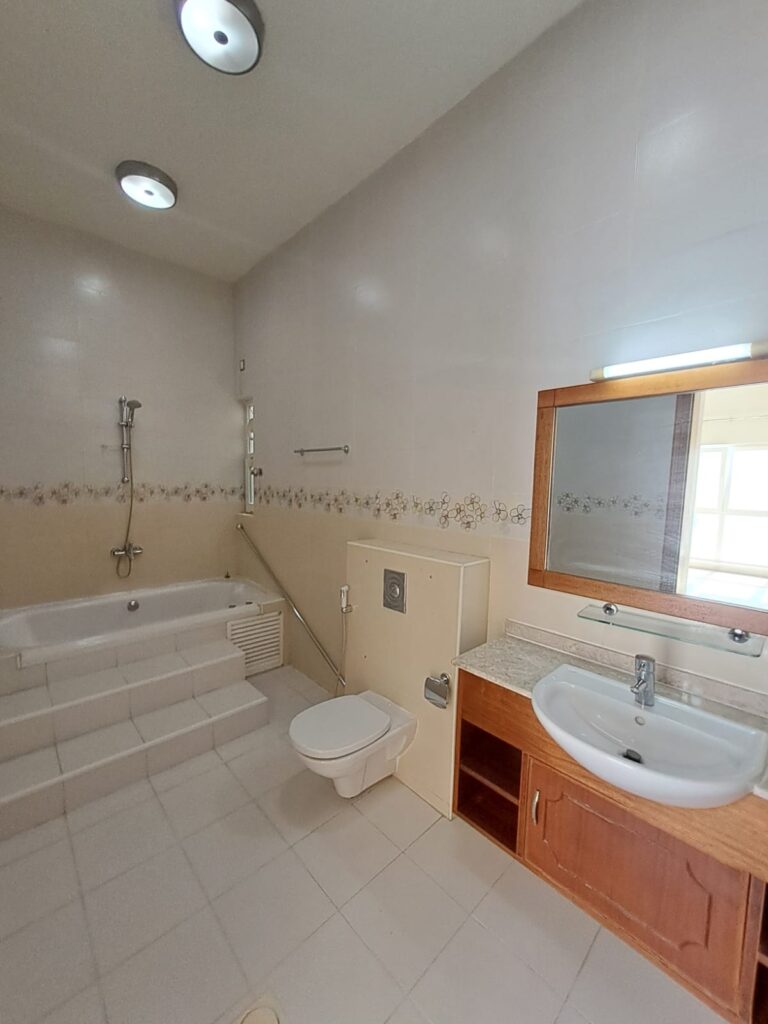Charming townhouse for Rent in Al Qurum
