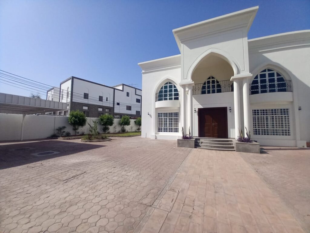 Excellent Twin Villa for Rent in Al Qurum